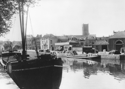 603312 Gezicht op enkele afgemeerde schepen aan de Nieuwe Kade te Utrecht ter hoogte van het waaggebouw.N.B. De ...